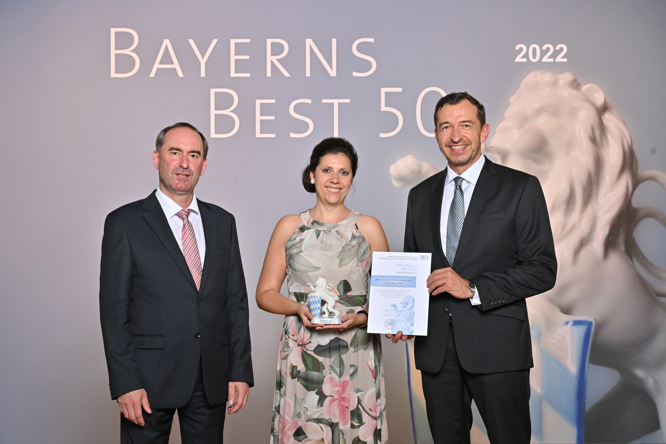 Dominique Ehmann, Manager Corporate Communications, nimmt den BAYERNS BEST 50 Award 2022 entgegen.   Bildquelle: Studio SX HEUSER